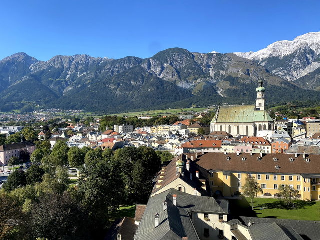 Altstadt von Hall in Tirol mit der Stadtpfarrkirche vor dem Karwendel