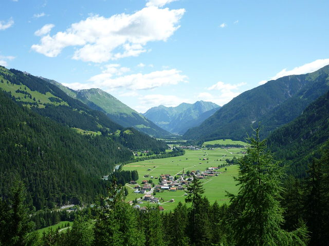 Kontextbild: Stockach und Bach im grünen Lechtal
