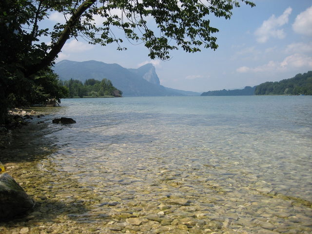 Uferblick über den Mondsee zur Berglandschaft
