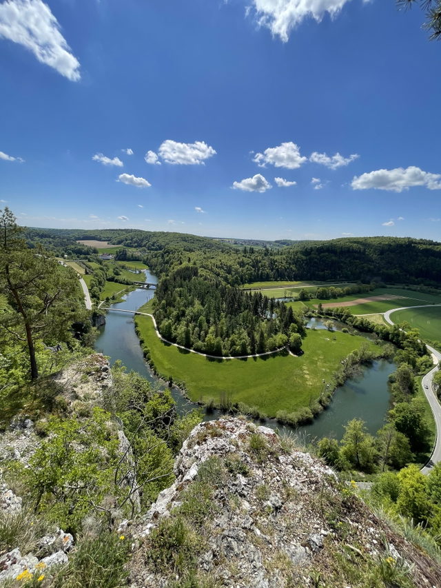 Blick vom Teufelslochfelsen auf eine Donauschleife