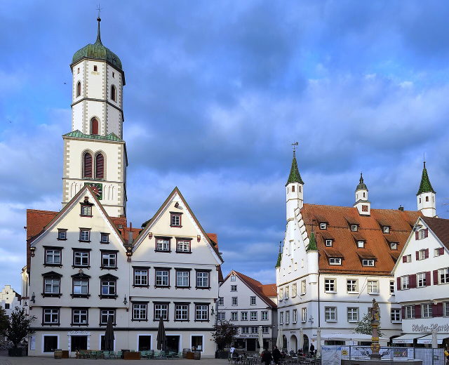 Historische Häuser am Marktplatz von Biberach an der Riß mit dem Turm von St. Martin.