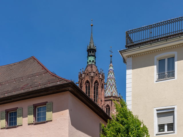 Blick zwischen Altstadthäusern auf die Münstertürme in Villingen.