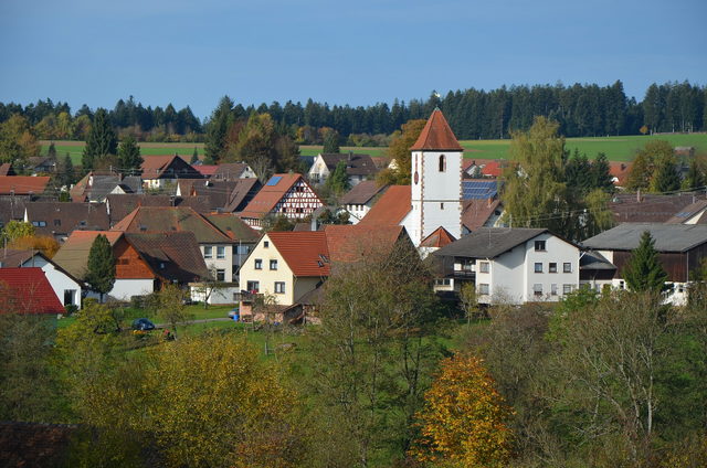 Kirche und Häuser im Aichhaldener Ortsteil Rötenberg.
