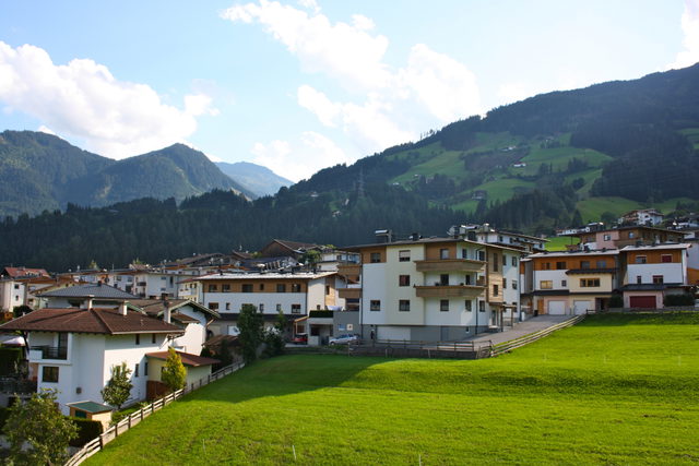 Wohnhäuser und Landschaft in Fügenberg
