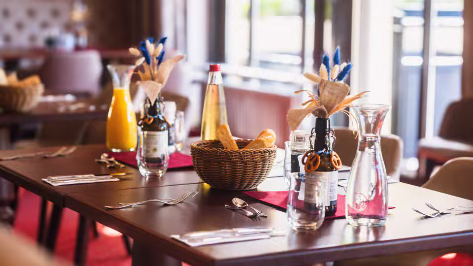 Gedeckter Frühstückstisch im Hotel