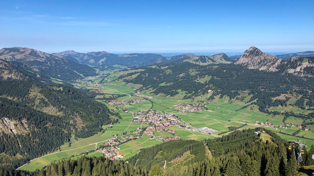 Blick vom Neunerköpfle auf Tannheim und das Tannheimer Tal