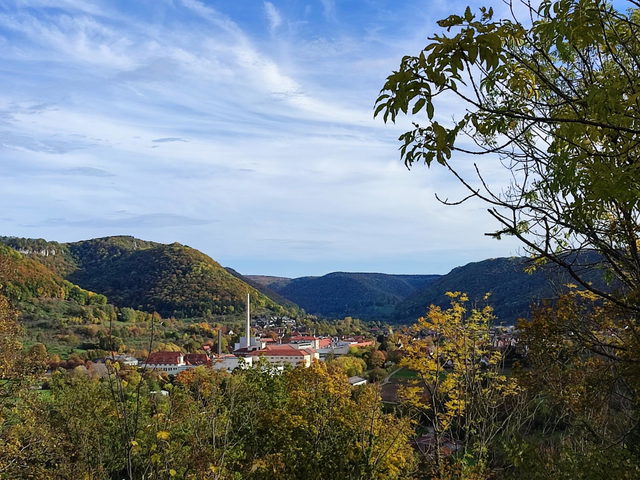 Blick auf Oberlenningen im Lenninger Tal