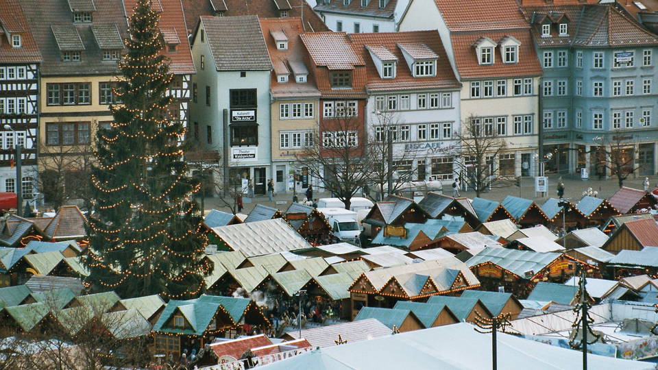 Archivaufnahme des Weihnachtsmarkts auf dem Erfurter Domplatz vom Petersberg aus