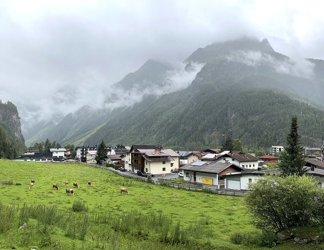 Längenfeld im Ötztal mit Wiesen und Berghängen