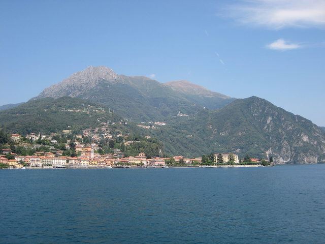 Menaggio am Comer See vor dem Berghang