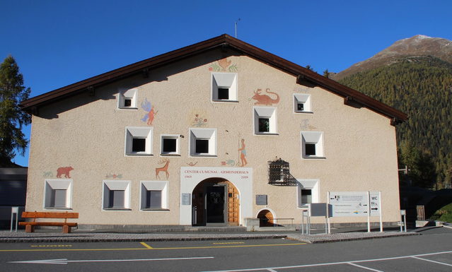 Gemeindehaus von Zernez mit bemalter Fassade