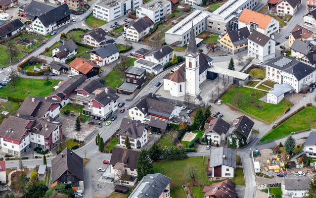 Dorfzentrum von Nüziders mit Pfarrkirche und umliegenden Häusern aus der Luft