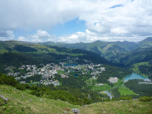 Arosa mit seinen Seen inmitten der Bündner Bergwelt
