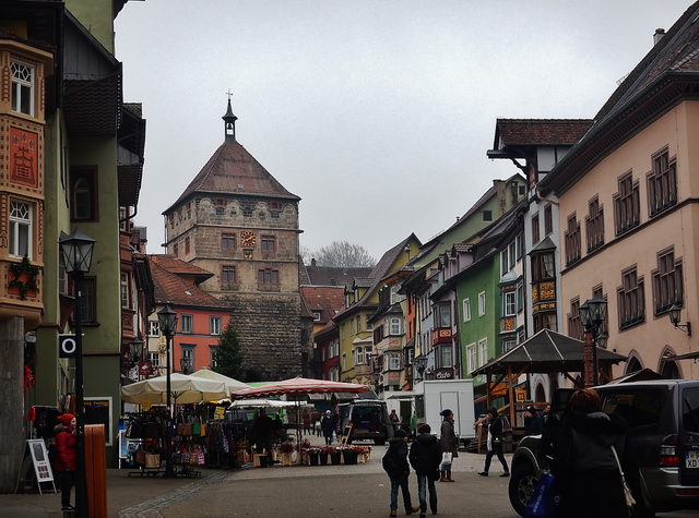 Historische Hauptstraße in Rottweil mit Marktständen und Schwarzem Tor