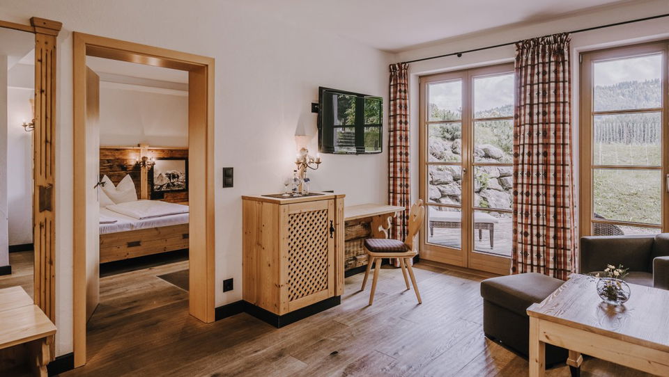 Wohnbereich und Zugang zum Schlafzimmer in der SPA-Suite Söllereck.
