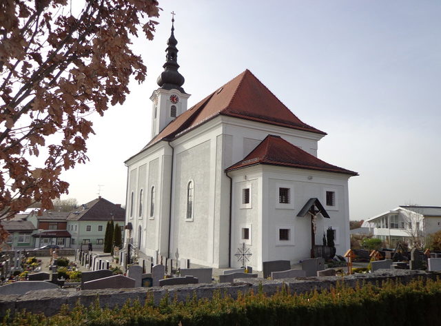 Pfarrkirche St. Nikolaus in Neuhofen im Innkreis von Osten