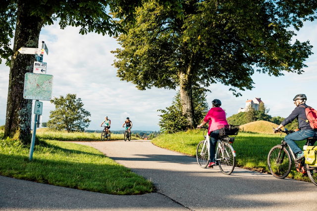 Radfahrende in der Landschaft der Region Waldburg