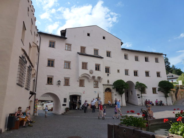 Rathaus und öffentlicher Krausplatz im historischen Ortskern von Kastelruth