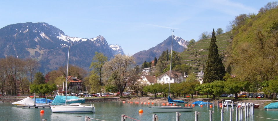 Hafen- und Linthpromenade Weesen – Walenseeblick, Bäume und Wasserstandssäule
