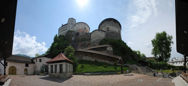 Blick vom Burghof zur Festung Kufstein