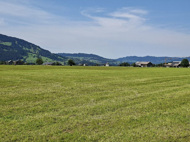 Symbolbild: Wiesenlandschaft bei Lingenau mit Blick zur St.-Anna-Kapelle