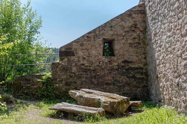 Burgruine Kirneck im Wald bei Villingen, ein Umgebungsmotiv aus dem Groppertal