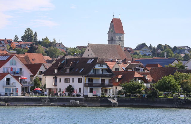 Hagnauer Ortsansicht mit Kirche und Häusern am Bodenseeufer