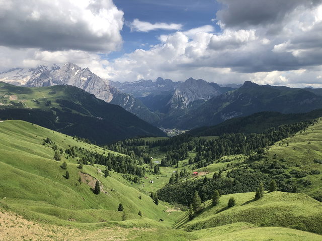 Grüne Hänge und Dolomitenberge am Sellapass bei Canazei
