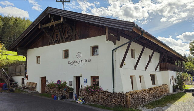Landgasthof Ropferstub’m in Buchen bei Telfs mit traditioneller Holzfassade