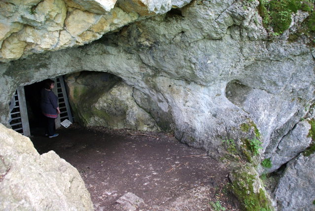 Felsiger Eingang der Schillerhöhle bei Wittlingen