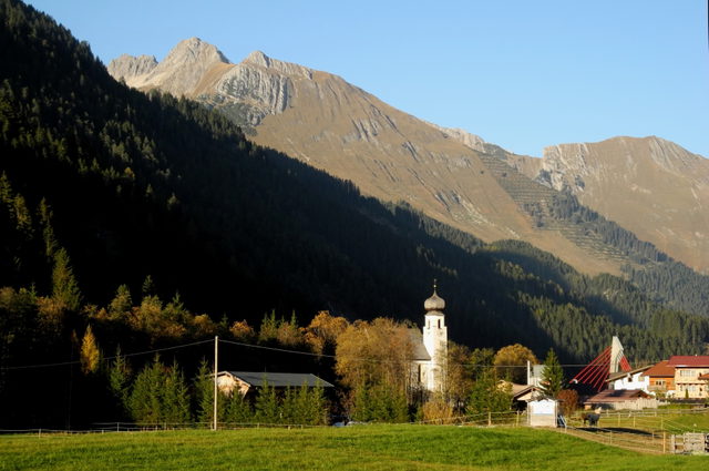 Bach im Lechtal mit Kirche und Berglandschaft