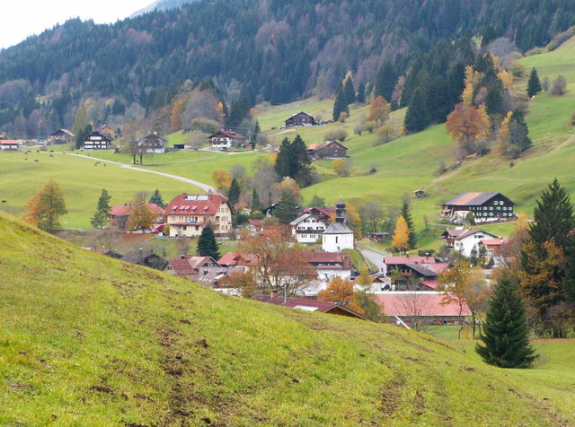 Symbolbild: Herbstlicher Blick auf Gunzesried mit Kapelle und Häusern zwischen Wiesen und Wald Keine Originalaufnahme dieses Eintrags.