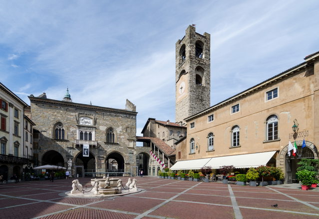 Piazza Vecchia in Bergamo mit Contarini-Brunnen, Palazzo della Ragione und Campanone