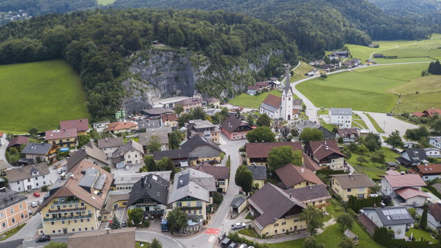 Luftbild des Ortszentrums von Adnet