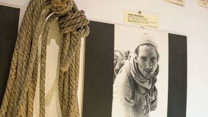 Ausstellungsobjekte zum Alpinismus im Heimatmuseum
