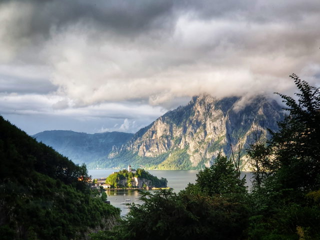 Traunkirchen am Traunsee mit dem Traunstein im Hintergrund