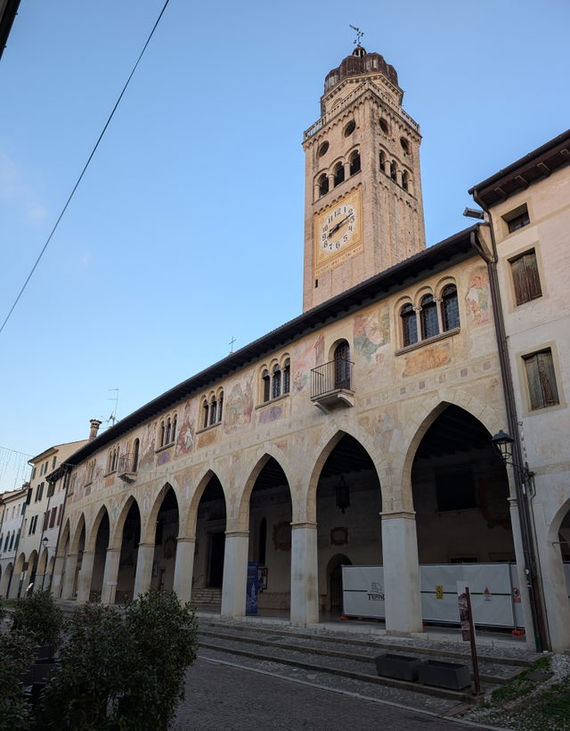 Arkaden und bemalte Fassade am Dom von Conegliano in der Via XX Settembre