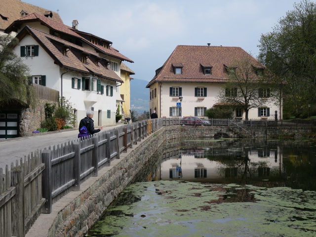 Historische Häuser am Dorfteich in Lengmoos am Ritten