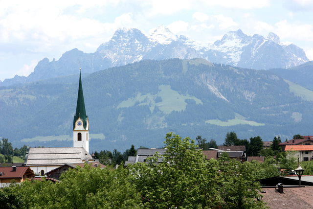 Kirche St. Michael in Ellmau vor den Bergen