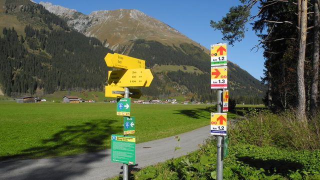 Lechtal bei Elbigenalp mit Wegweisern und Bergkulisse
