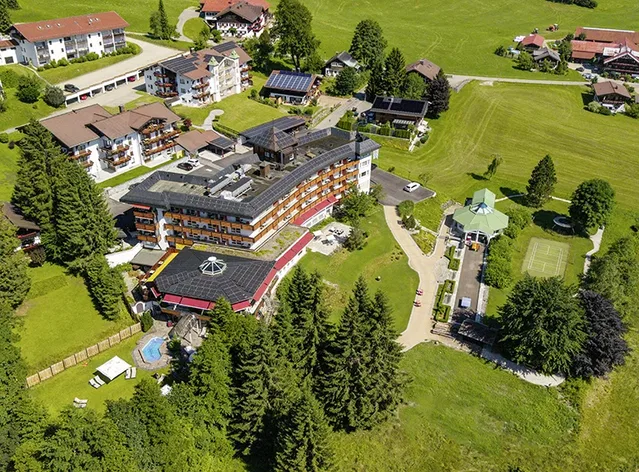 Luftaufnahme der Alpenhotel-Oberstdorf-Anlage in Tiefenbach