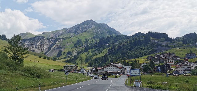Kontextbild: Stuben am Arlberg mit sommerlichen Berghängen