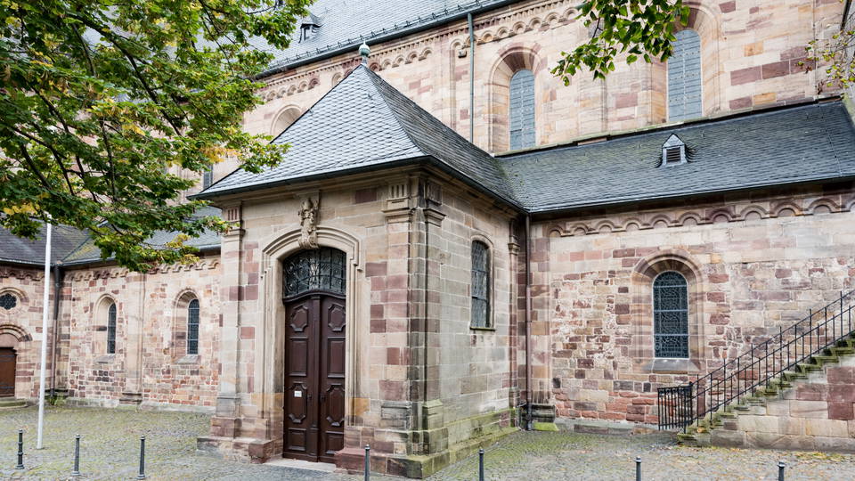 Steinfassade und Seiteneingang des Doms St. Peter in Fritzlar
