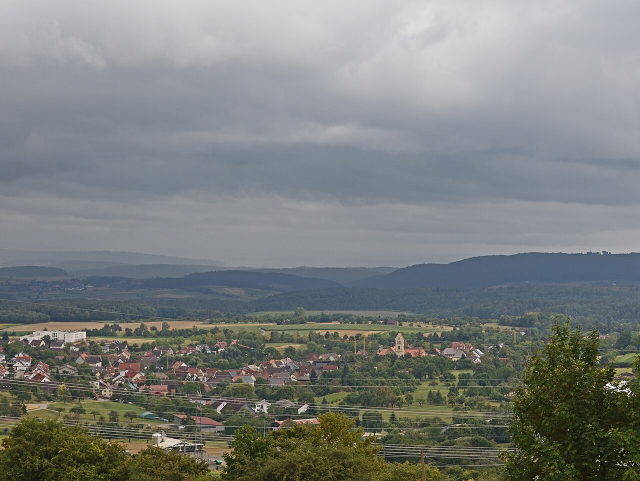 Blick von Norden auf Tengen zwischen den Hügeln des Hegaus