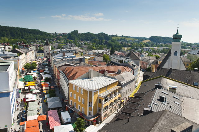 Blick auf den Stadtplatz von Vöcklabruck zwischen den historischen Fassaden