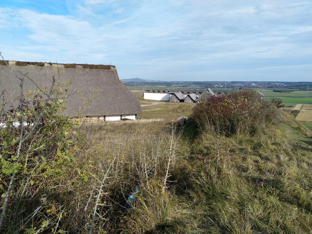 Rekonstruierte Gebäude der Heuneburg in Herbertingen-Hundersingen mit Blick ins Donautal