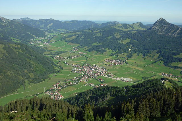 Blick vom Neunerköpfle auf Tannheim und das Tannheimer Tal