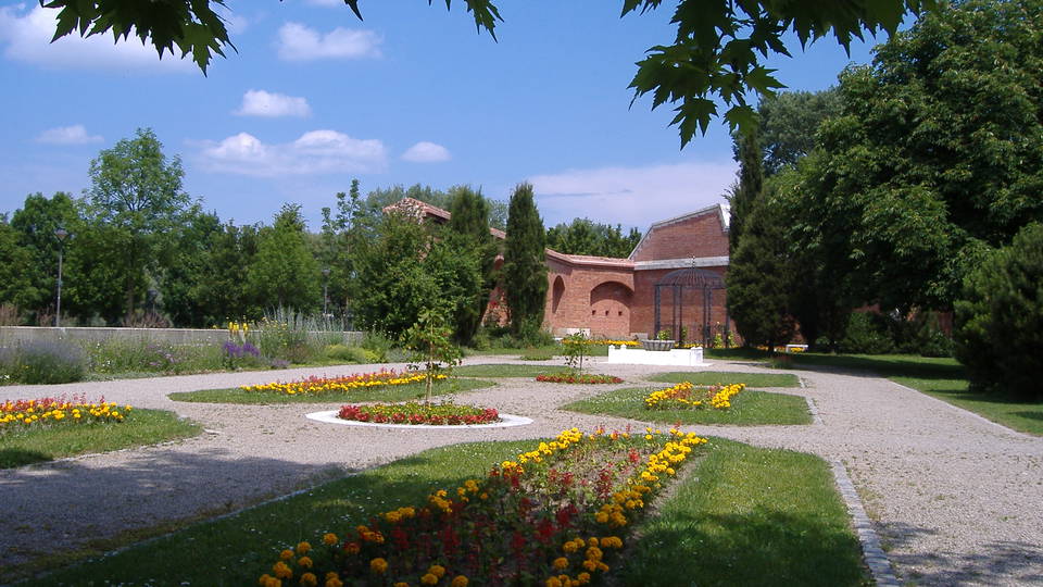 Gestaltete Beete und historische Festungsbauten im Klenzepark Ingolstadt