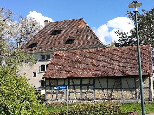 Schloss Mühlingen mit Fachwerkgebäude an der Schloßstraße