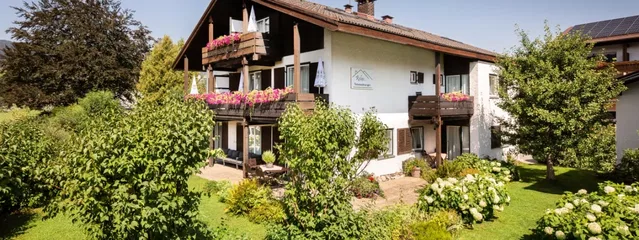 Relax Ferienwohnungen in Oberstdorf mit Balkonen, Blumenschmuck und Garten.